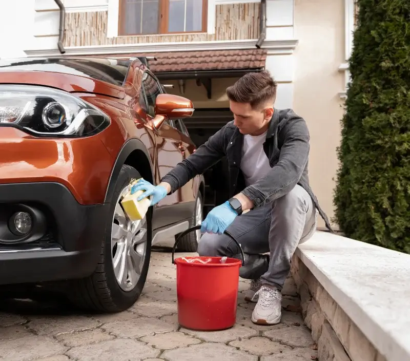 Lavage auto à domicile Pointel : professionnel intervenant sur un véhicule